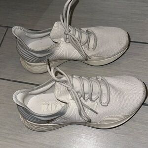 New balance tennis shoes